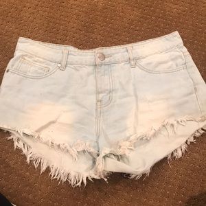 Frayed denim shorts